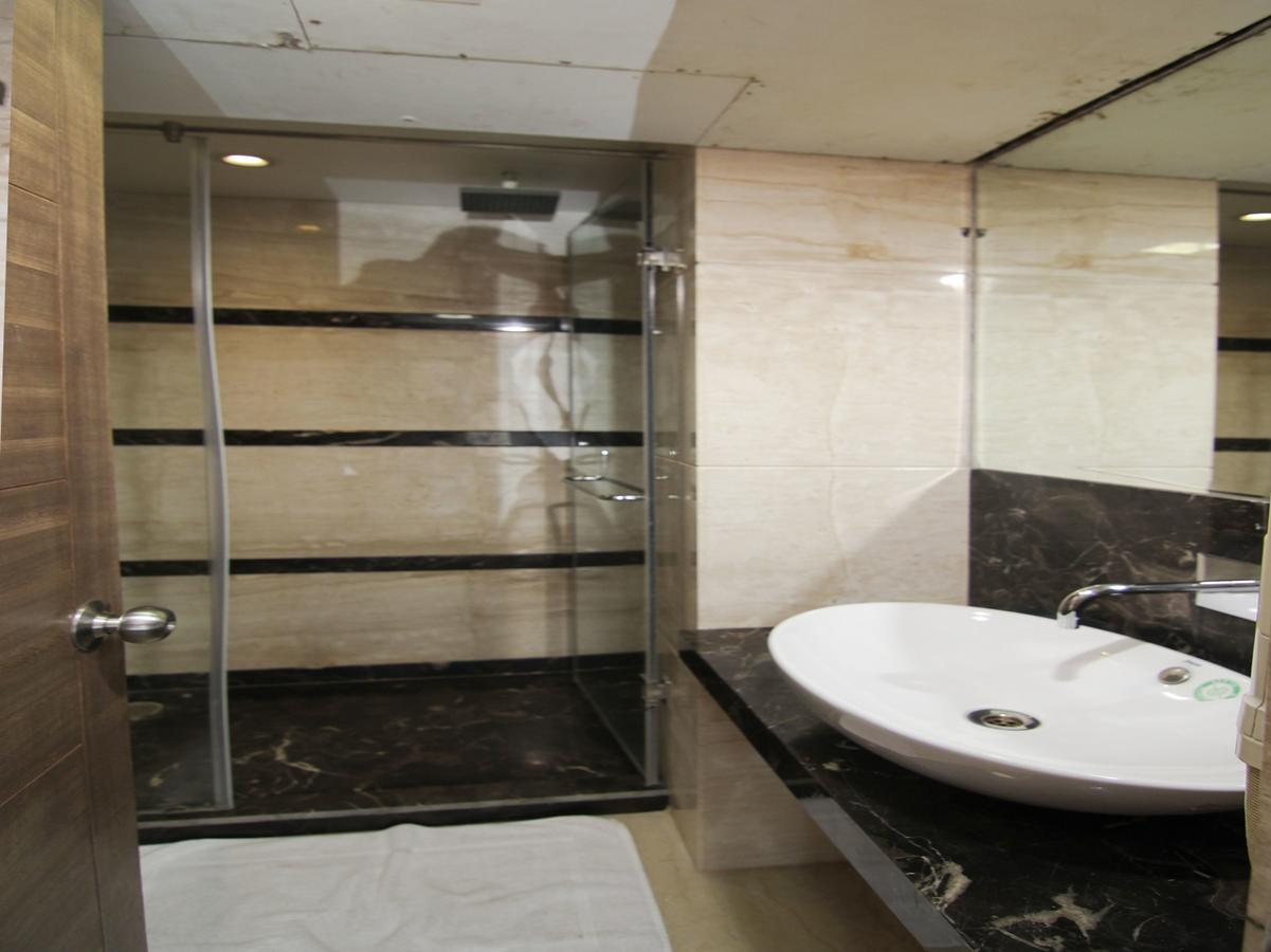 Oyo 12496 Skyotel Lucknow Exterior foto